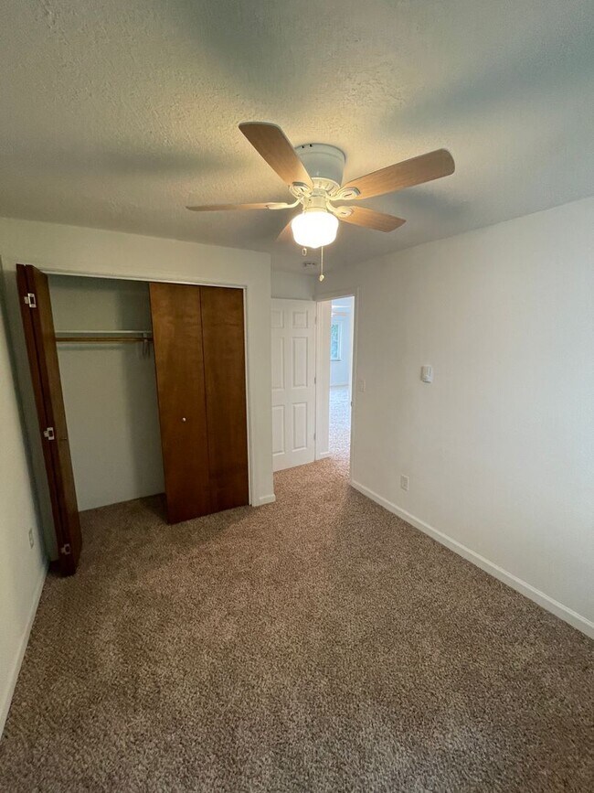 Building Photo - KellyCreek03