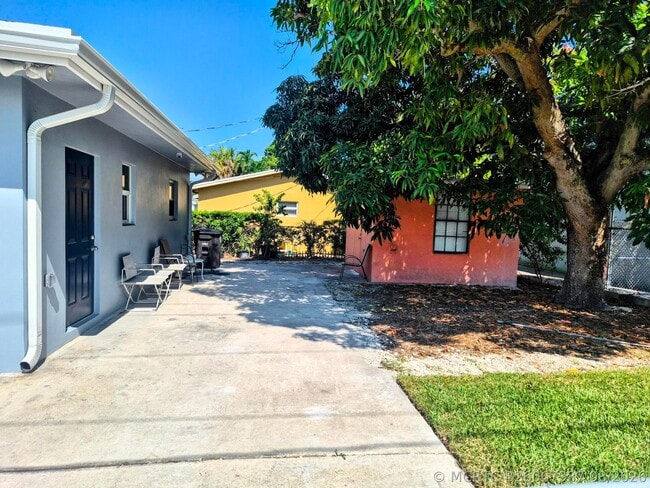 Building Photo - 628 Monroe Dr