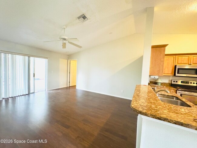 Building Photo - 858 Villa Dr