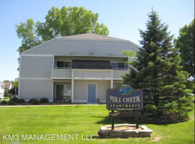 Building Photo - 230-236 E Tyranena Park Rd