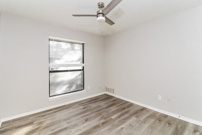 Building Photo - 1609 Willow Park Dr