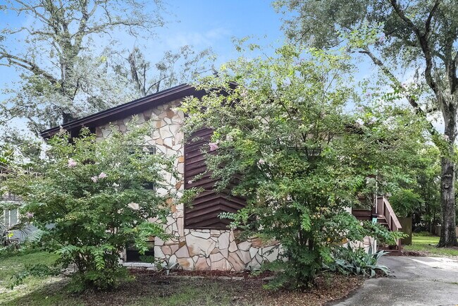 Building Photo - 7312 Laura St N