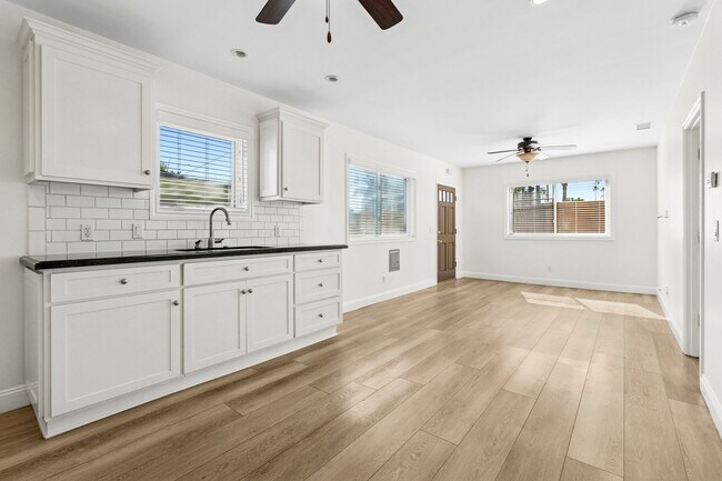 Building Photo - Private Guest House in Eastside Costa Mesa