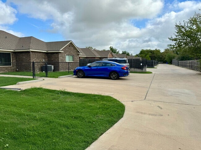 Building Photo - Spacious 4/4.5 House with Yard in the Bayl...