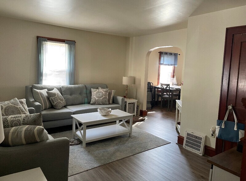 Building Photo - 126 N River Dr