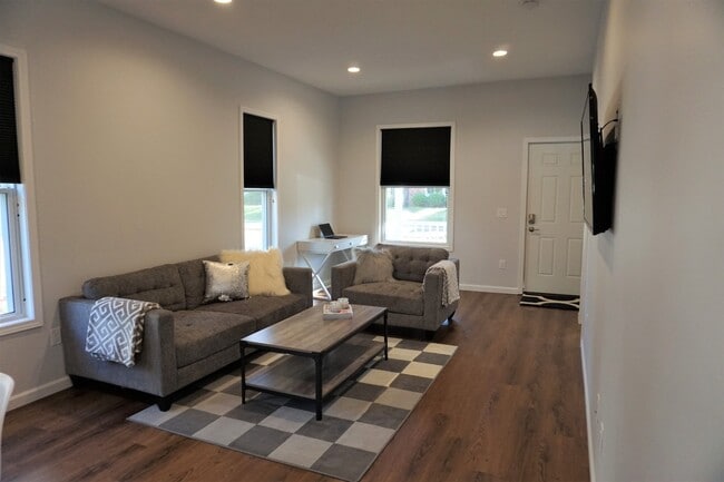 Building Photo - New modern 2 bed / 1 bath with fenced yard...