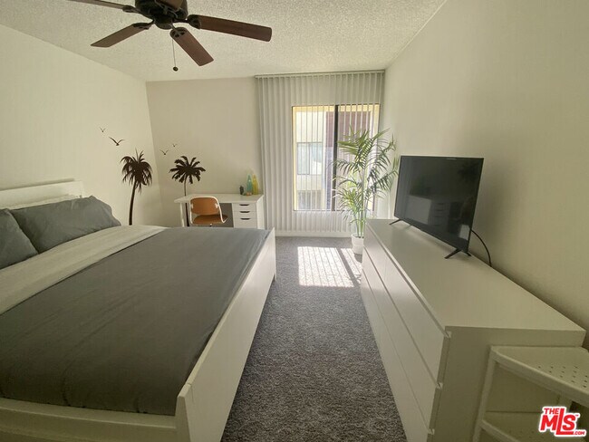 Building Photo - 1655 E Palm Canyon Dr
