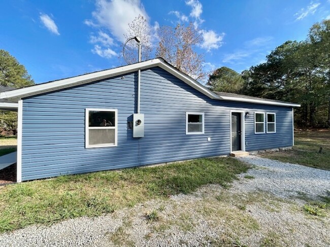 Building Photo - CHARMING 3 BEDROOM HOME - NEWLY RENOVATED!