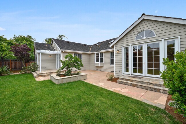 Building Photo - Luxury 4 bedroom/3 bathroom home in Menlo ...