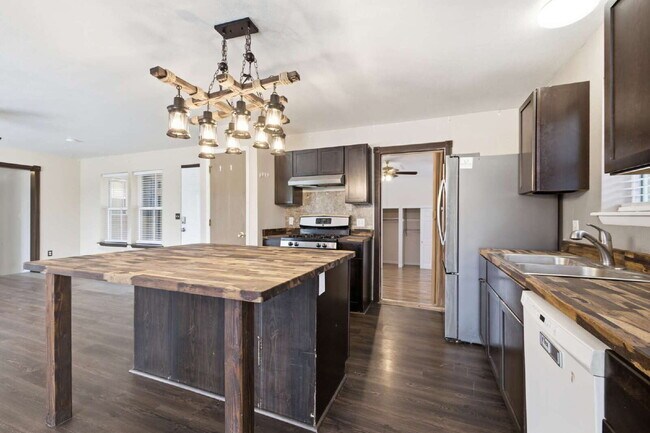 Building Photo - Spacious 5-Bed Retreat with Modern Updates in Aurora. Included - Greenhouse and Shed!