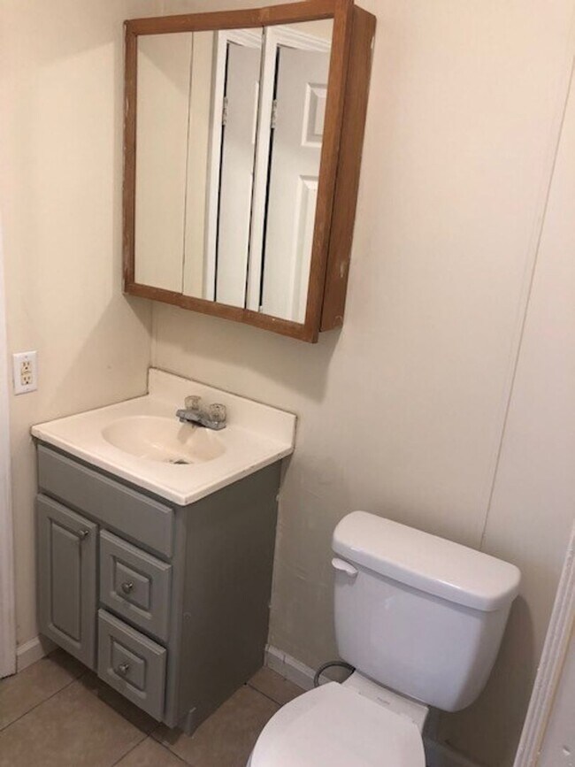 Building Photo - Renovated 2 Bedroom 1 Bath Apartment for R...