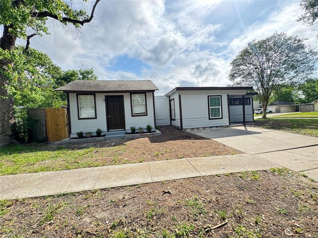 Primary Photo - 1012 W Hart Ave