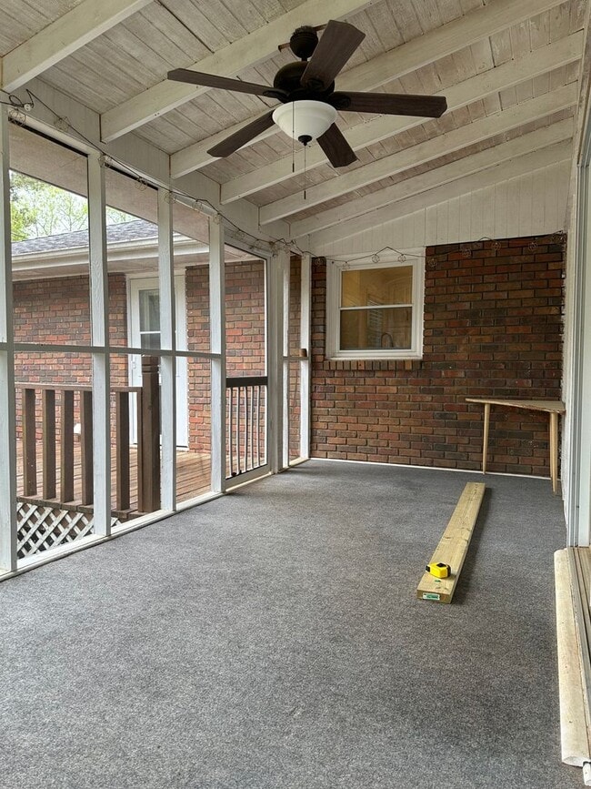 Building Photo - Large Home on the Eastside on a deadened street - Pre Lease