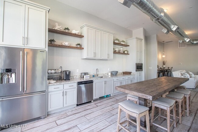 Building Photo - 2 Bed 2 Bath Condo - Open Concept at the I...