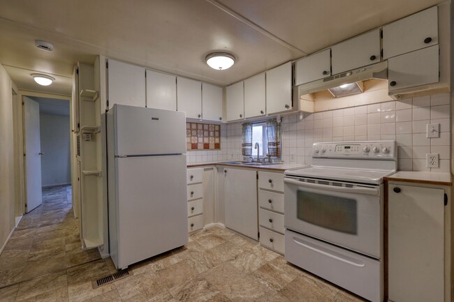 Building Photo - Move in ready now! Affordable 2 bedroom 1 ...