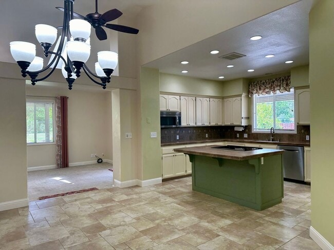 Building Photo - Beautiful well maintained home! Excellent ...