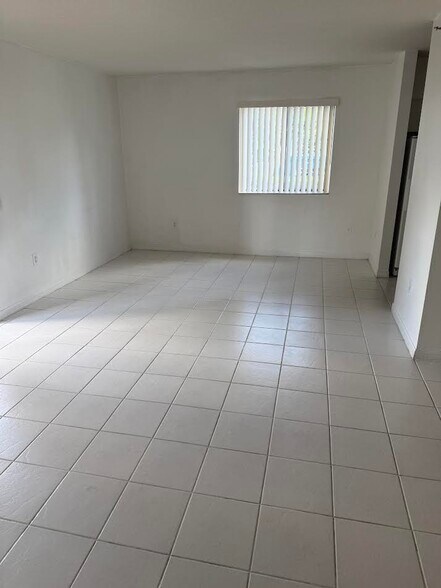 Building Photo - 9340 Fontainebleau Blvd