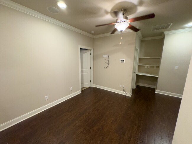 Building Photo - 2167 Shadowbrook Dr