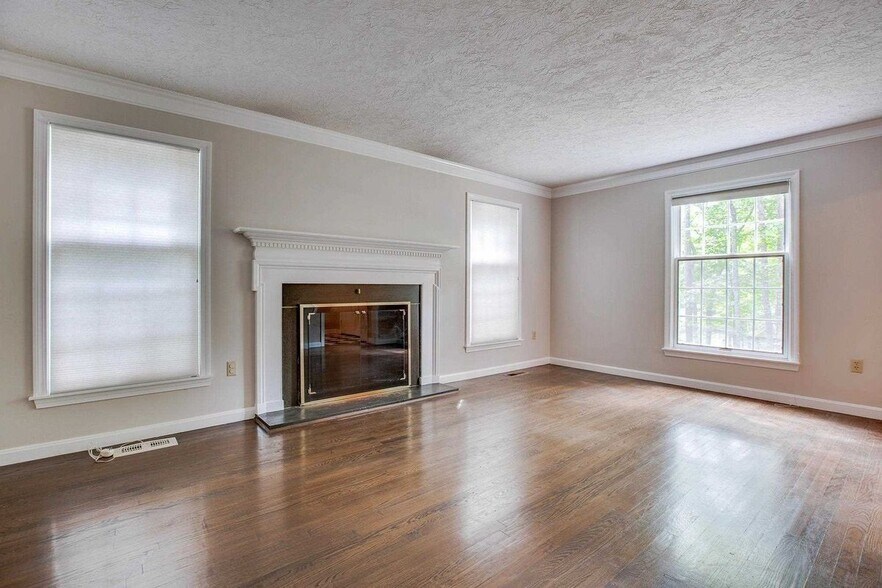 Building Photo - 27 Buttonwood Rd