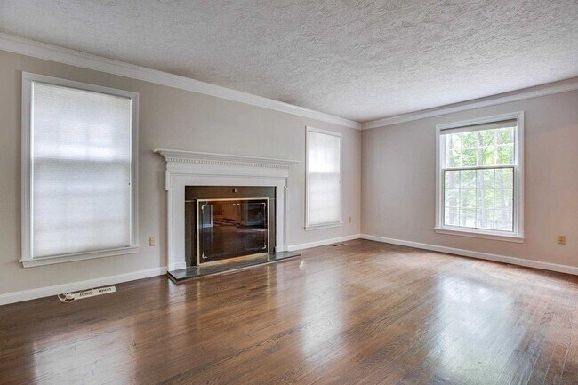 Building Photo - 27 Buttonwood Rd