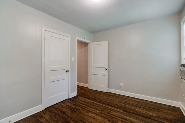 Building Photo - Classic Midtown Duplex