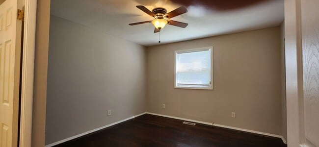 Building Photo - Lovely 3 Bedroom 1.5 Bathroom Home