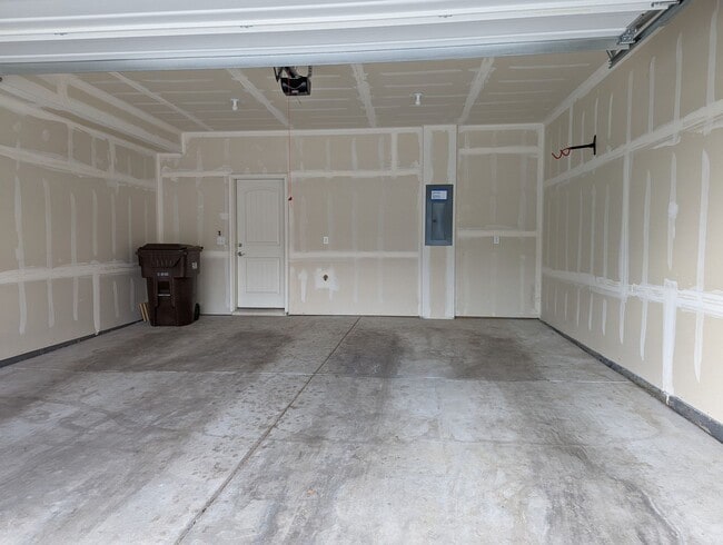 Building Photo - Beautiful Newer Townhome