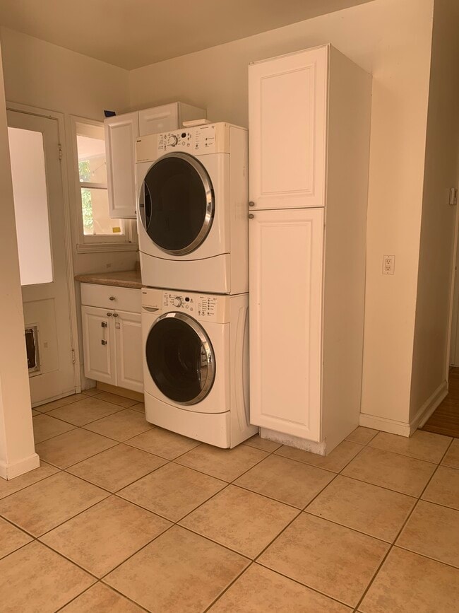 Building Photo - 1142 16th St