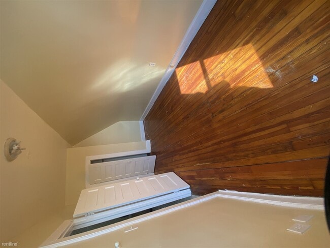 Building Photo - 2 br, 1 bath Triplex - 56 Treacy Ave