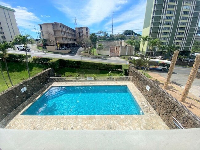 Building Photo - Renovated studio unit at the Five Regents