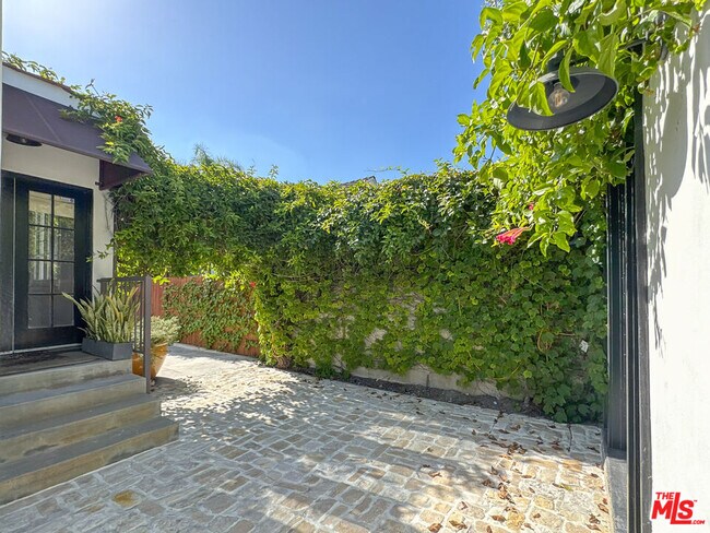Building Photo - 345 Westbourne Dr
