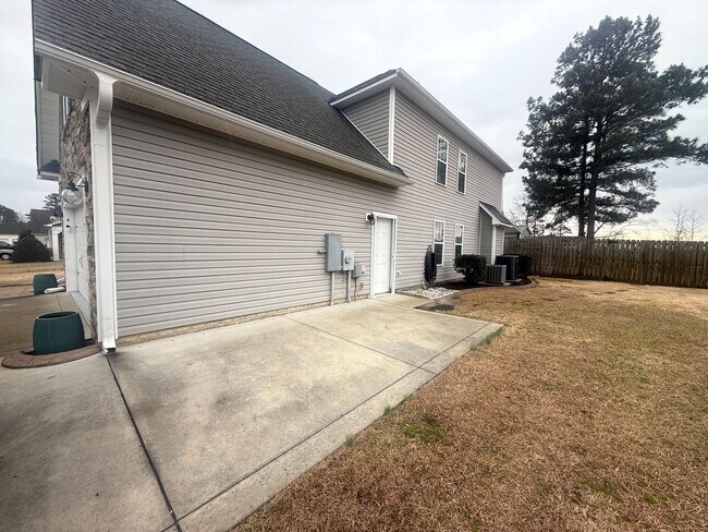 Building Photo - Amazing home with custom touches and unground pool