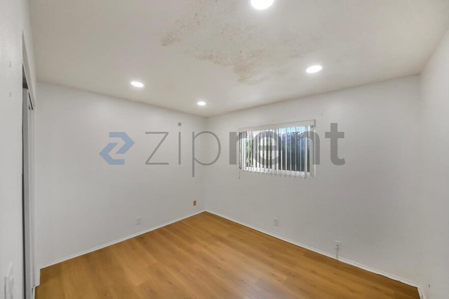 Building Photo - Unit 2