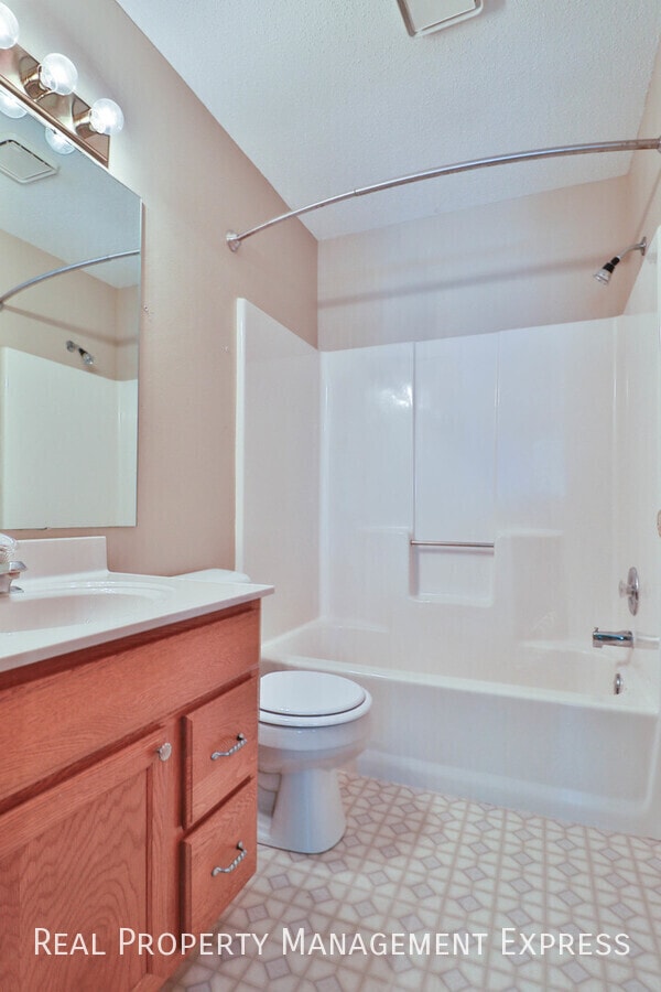 Building Photo - Lovely 2 Bedroom 2.5 Bathroom Townhome