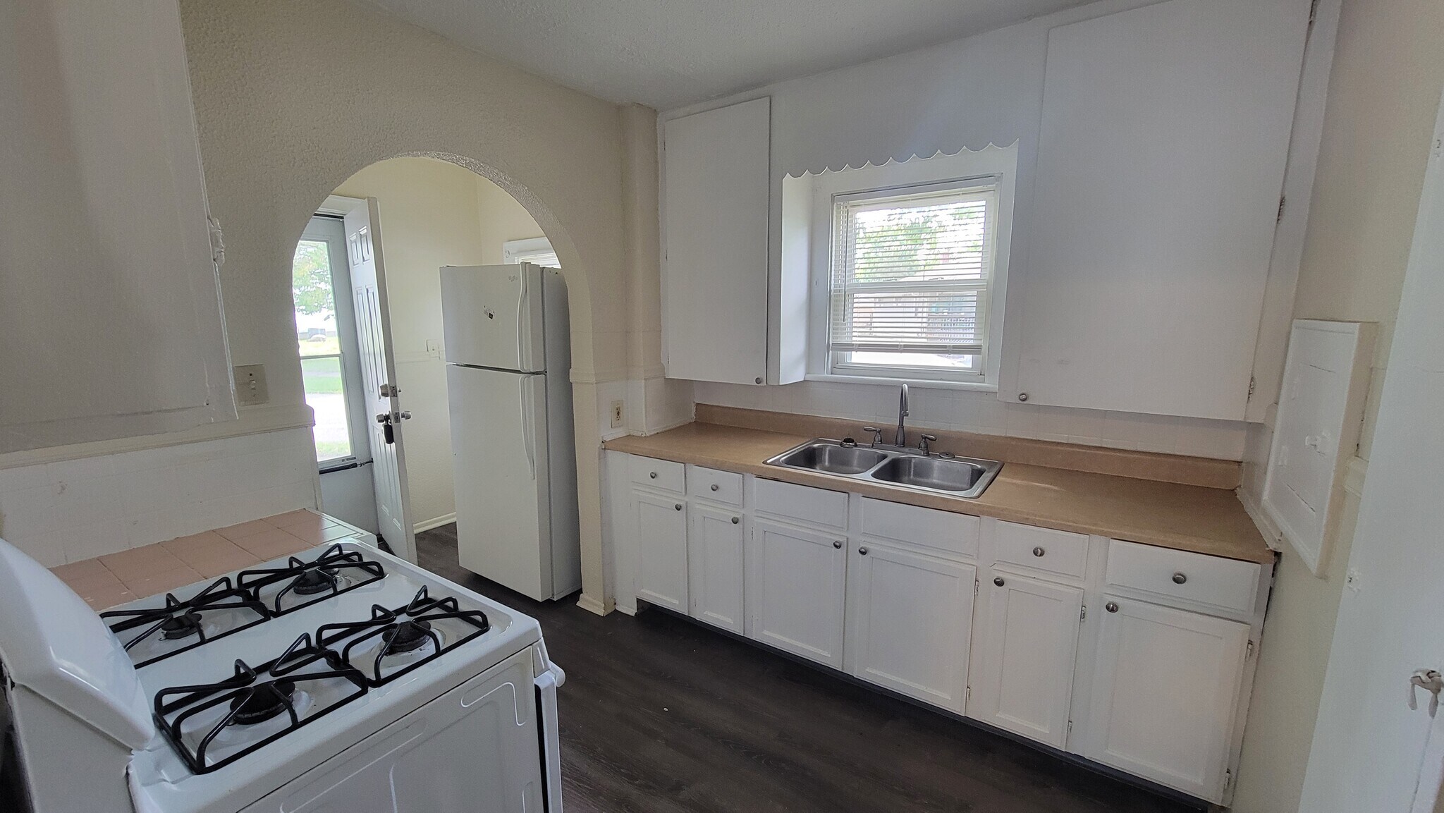 Building Photo - 1573 East Ave