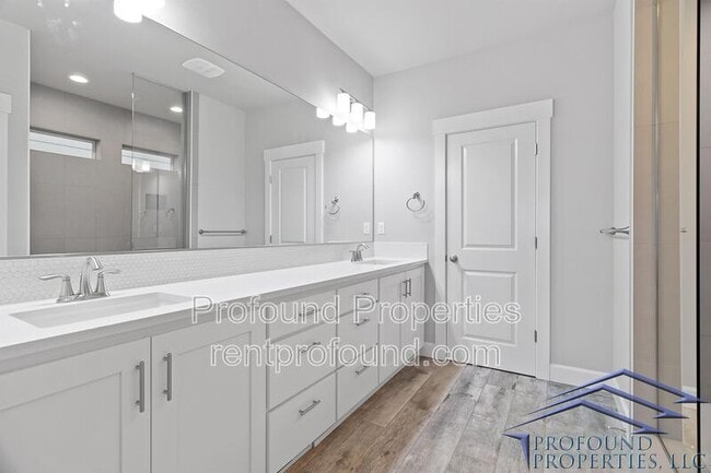 Building Photo - 6843 SE Red Alder St