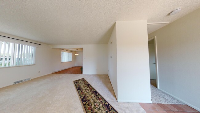 Building Photo - 2 bd 1ba duplex in Longmont!