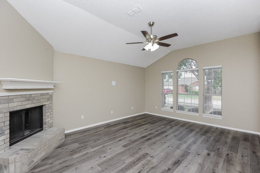 Building Photo - 2363 Kelton St
