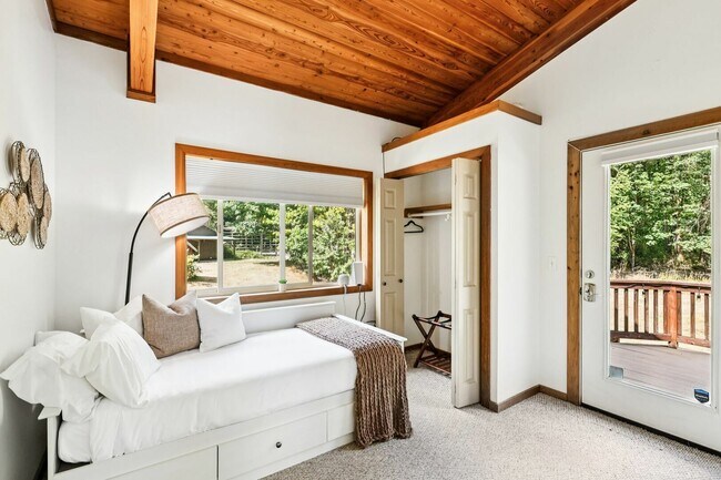 Building Photo - 14341 WA-530