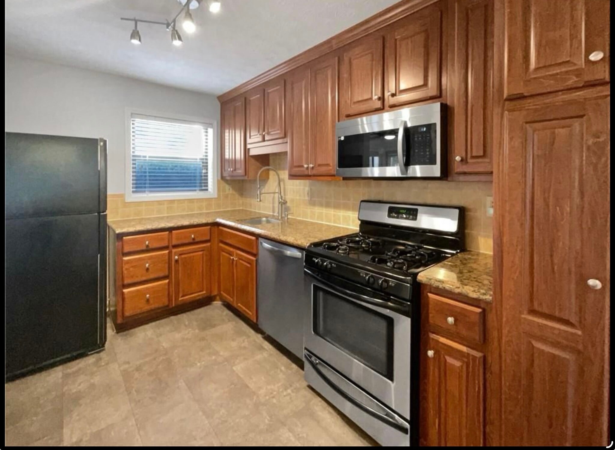 Building Photo - 607 Park Ridge Cir