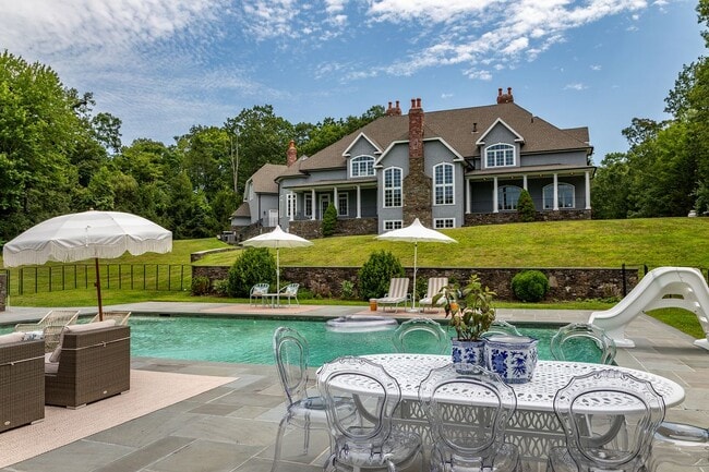 Building Photo - 247 Roxbury Rd