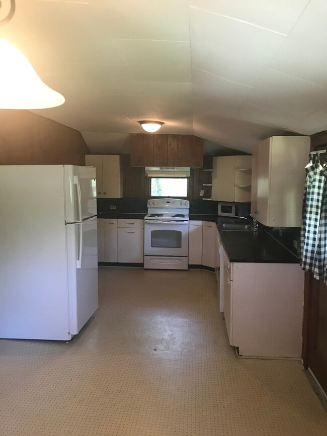 Building Photo - 3 Bedroom home in Hendersonville!
