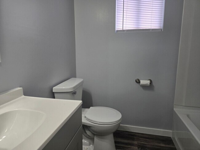 Building Photo - Beautifully Updated 2 bedroom 1 bathroom 7...