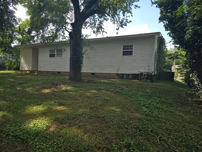 Building Photo - 2407 Medaris Rd NW
