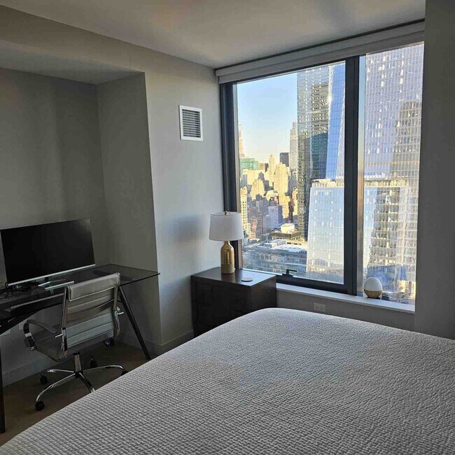 Building Photo - 325 W 34th St.