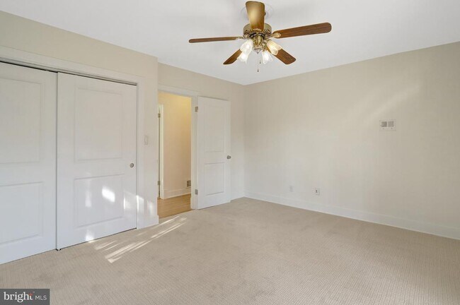 Building Photo - 6120 Beachway Dr