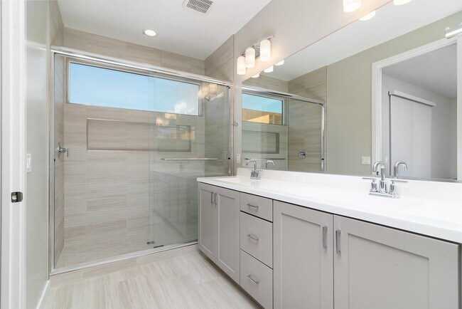 Master Bath w/ tons of Natural Light - 901 S Smith Rd