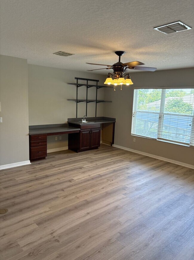 Building Photo - Stunning 6-Bedroom Pool Home in Desirable ...