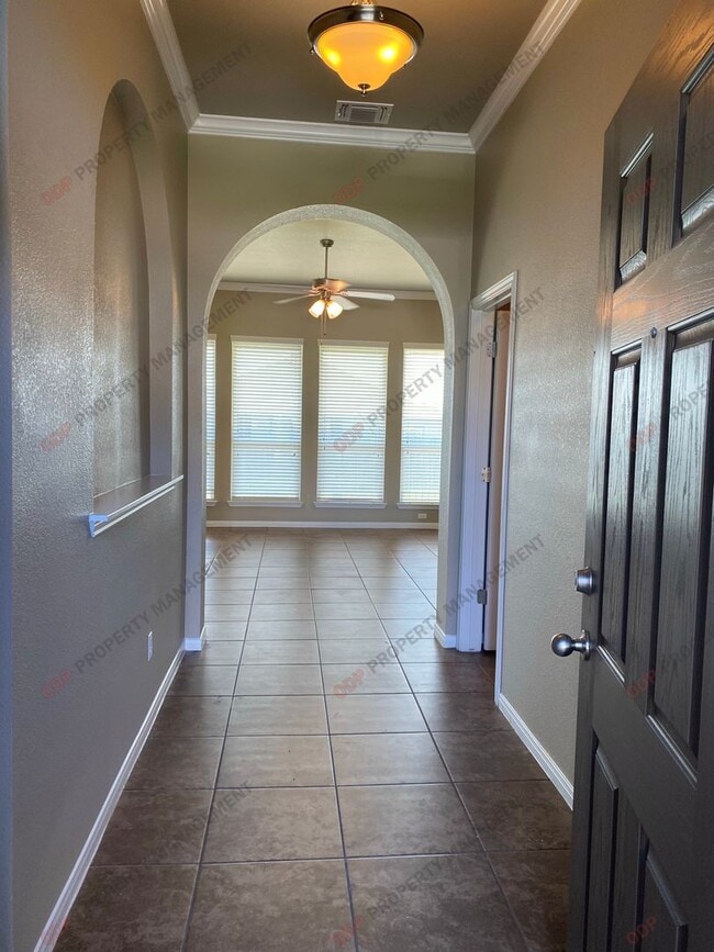 Building Photo - 5607 Blackstone Dr