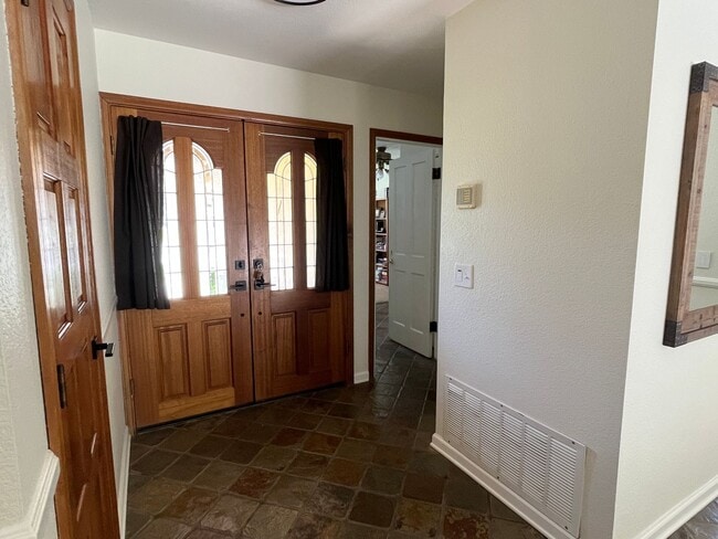 Building Photo - Spacious 3 Bedroom, 2 Bath Home with Offic...